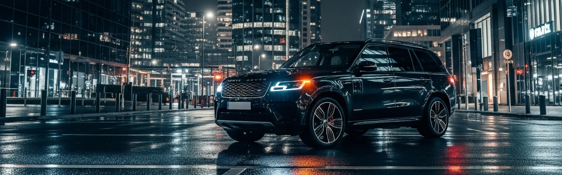 SUV de lujo en la ciudad de noche